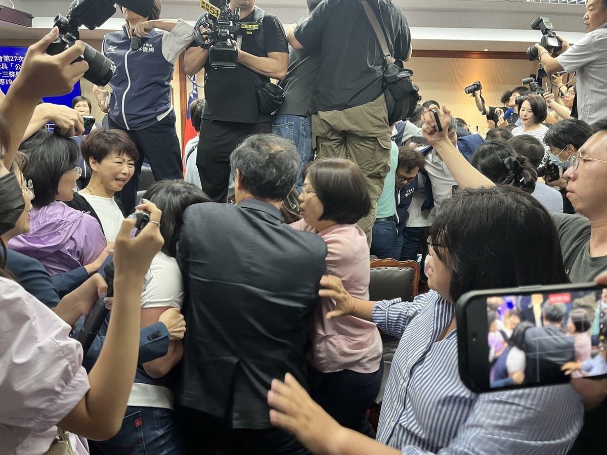 民進黨、國民黨立委為了修選罷法，內委會突然換會議地點，爆發肢體衝突。 圖：金大鈞/攝