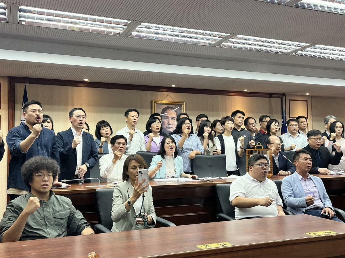 國民黨突襲變更內委會會議室，民進黨團痛批偷雞摸狗、會議無效。 圖：金大鈞/攝