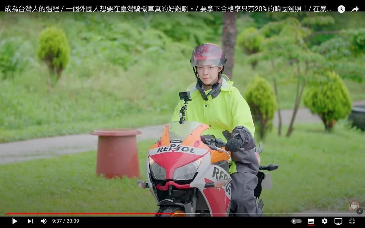 李多慧曝光自己在暴雨中練習騎車的景象。 圖：翻攝自李多慧YT頻道
