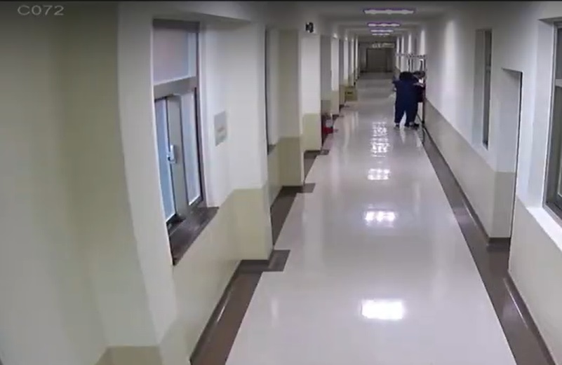 立法院走廊監視器在清晨拍到民進黨立委柯建銘與助理，在議事人員開門前，就強行破門闖入內政委員會會議室。 圖：國民黨立法院黨團/提供