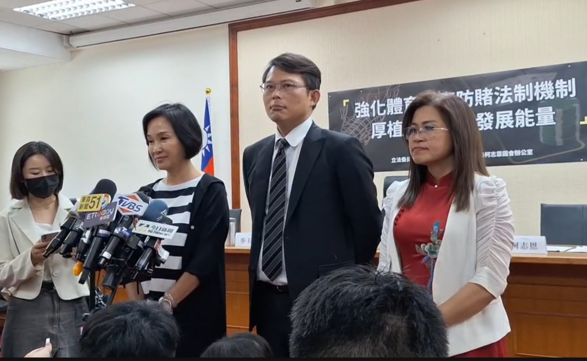 民眾黨立委黃國昌（中）、麥玉珍（右）、國民黨立委柯志恩（左）。 圖：黃國昌辦公室 / 提供