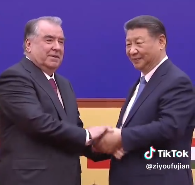 中國花 15 億人民幣億無償援助塔吉克新議會大樓建設。圖為中國領導人習近平（右）與塔吉克總統拉赫蒙（左。） 圖：翻攝自抖音