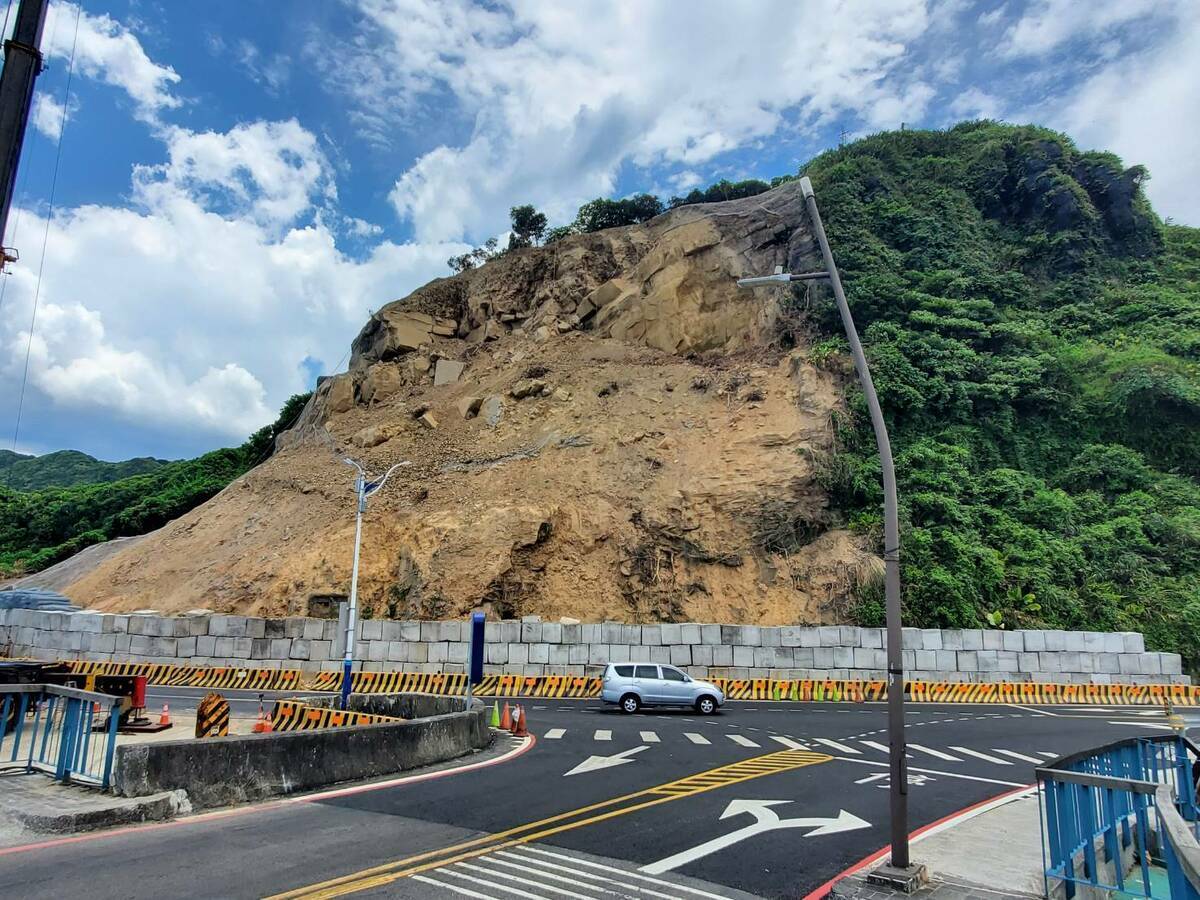 6月3日，基隆市台2線潮境公園路段因山壁崩塌交通中斷，雖已緊急搶修恢復通車，但邊坡修復工程仍持續進行中。交通部公路局北區養護工程分局表示，今(8)日、明(9)日9時至16時30分，為辦理邊坡修復工程，該路段會視需要雙向封閉，每次封閉不超過15分鐘。 圖：基隆市政府／提供