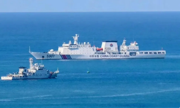 中國海警 5901 艦已連續 2 天停泊在仙賓礁附近海域，而且與菲律賓侵權船隻特裡薩·瑪格巴魯亞號相距不到 700 公尺。 圖 : 翻攝自熊點兵