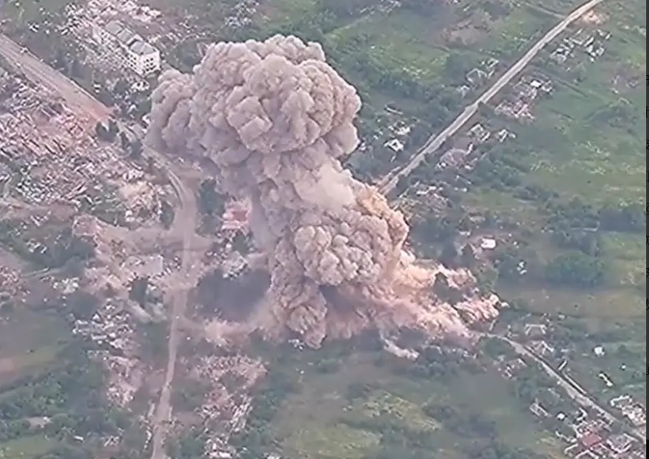 烏軍近期成功突破俄軍的 FAB-3000 炸彈攻勢，突入到了赫利博克村內。 圖：翻攝自熊熊點兵