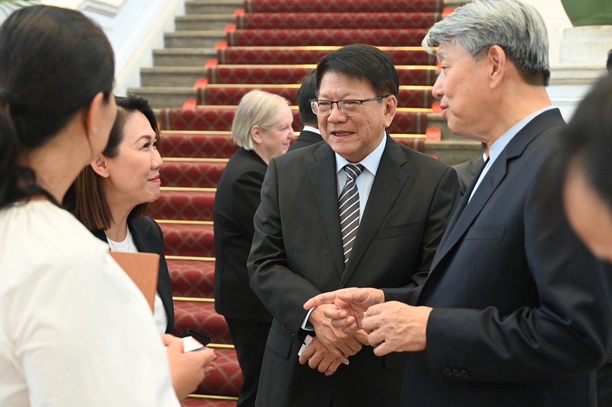 總統府秘書長潘孟安陪同頒發就業金卡暨接見優秀持卡人。 圖：翻攝自潘孟安臉書