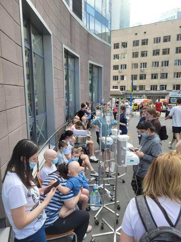 位於基輔的奧瑪迪特兒童醫院遭一枚俄羅斯導彈擊中，醫護人員帶孩子逃到路上。 圖：翻攝澤連斯基臉書