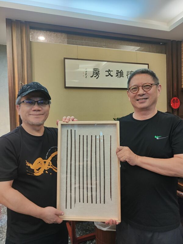 書篆家洪荒慷慨捐贈戰國竹簡給明宗書法藝術館典藏，由書法館總監陳明德代表接受，並表達感謝之意。 圖：黃博郎／攝