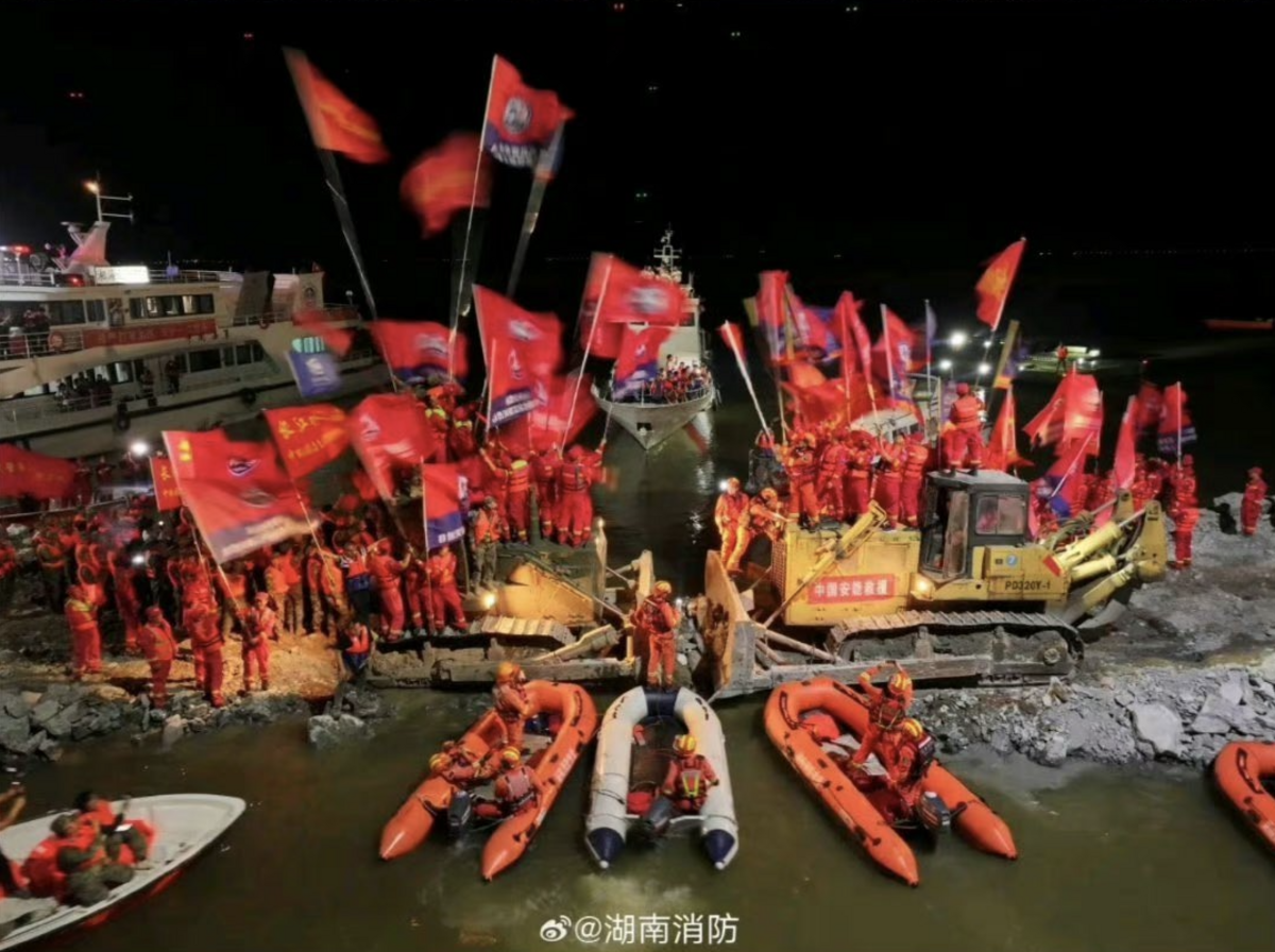 洞庭湖決堤，湖南消防8日晚間稱堵上決口，大張旗鼓釋出官方宣傳圖。 圖：翻攝自 Ｘ（前推特）@22HomoPoliticus