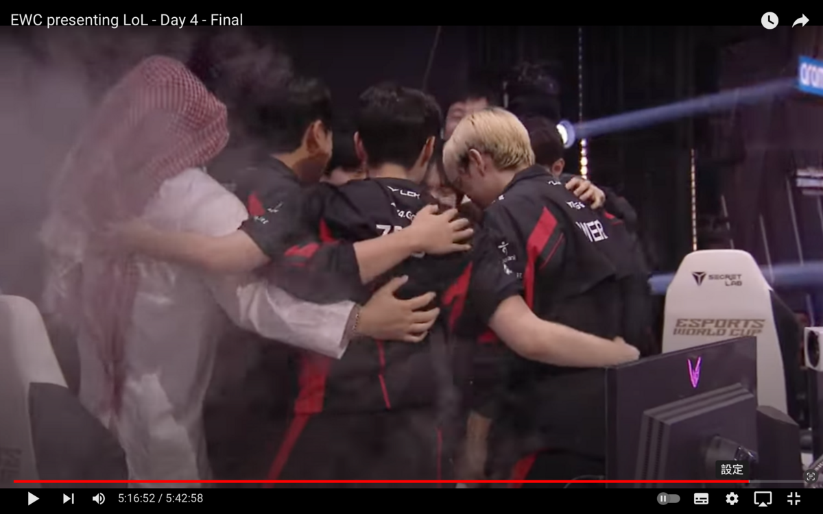 在T1確定獲勝時，有一名身穿阿拉伯傳統長袍的男子也一起衝上台跟成員們相擁慶祝。  圖：翻攝自Esports World Cup YT頻道