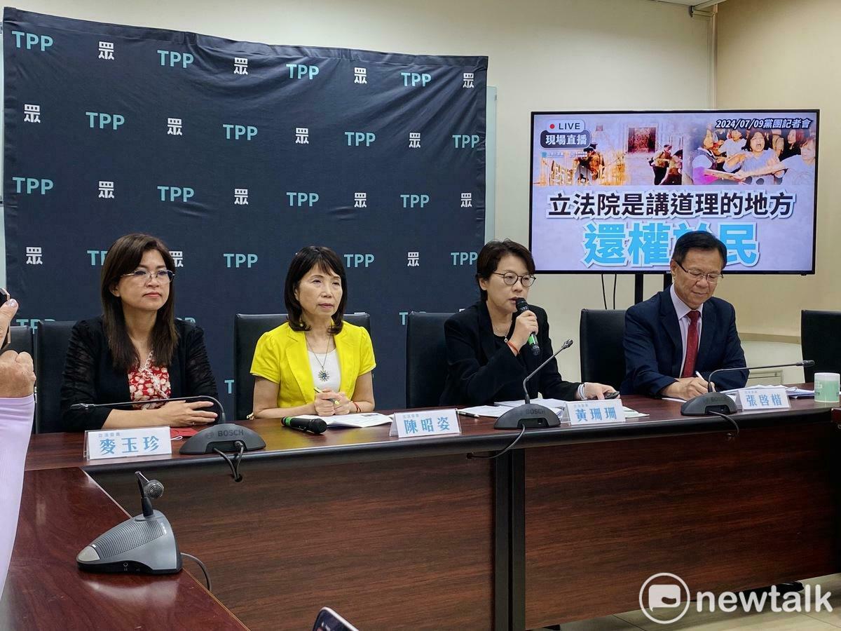 民眾黨立法院黨團上午召開「民賊獨夫 民進黨要亂到何時」記者會，黨團副總召黃珊珊（右2）、立委陳昭姿（左2）、麥玉珍（左1）、張啓楷（右1）出席。 圖：周煊惠 / 攝