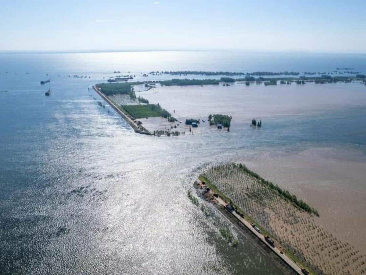 洞庭湖日前傳出決堤的消息，不少網友質疑當地官方用以「加固堤防」的 380 億是不是被貪污了。 圖：翻攝自 Ｘ（前推特）@hngruqng25116