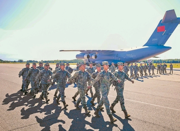 中國數百解放軍在上週末搭乘運-20空降歐洲，參加本週在白俄羅斯斯布列斯特市舉行的聯合反恐軍事演習。 圖 : 翻攝自解放軍報
