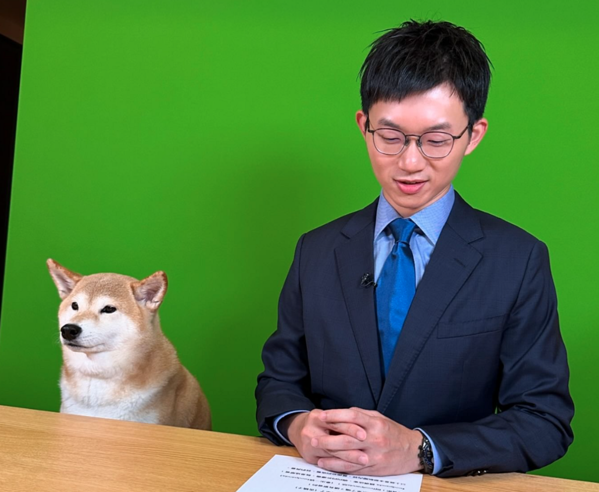 視網膜突發出跟愛犬「柚子」一起坐在主播台的照片，疑似在錄製《眼球中央電視台》的單元「央視一分鐘」。 圖：翻攝自視網膜IG