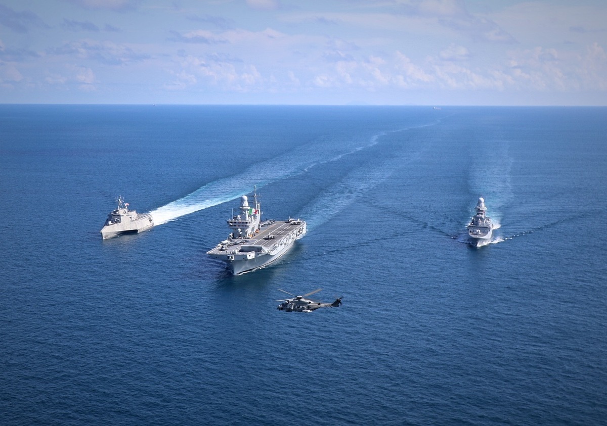 義大利「加富爾號」航空母艦(中)、「阿爾皮諾號」巡防艦(右)與美國「莫比爾號」濱海戰鬥艦(左)，在南海海域進行雙邊聯合操演。 圖：翻攝「X」@USPacificFleet