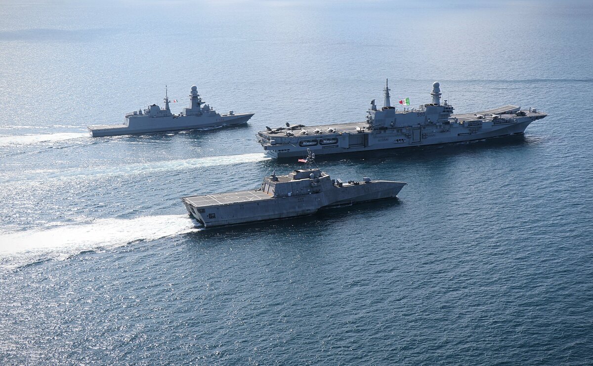 義大利「加富爾號」航空母艦(中)、「阿爾皮諾號」巡防艦(後)與美國「莫比爾號」濱海戰鬥艦(前)，在南海海域進行雙邊聯合操演。 圖：翻攝「X」@USPacificFleet