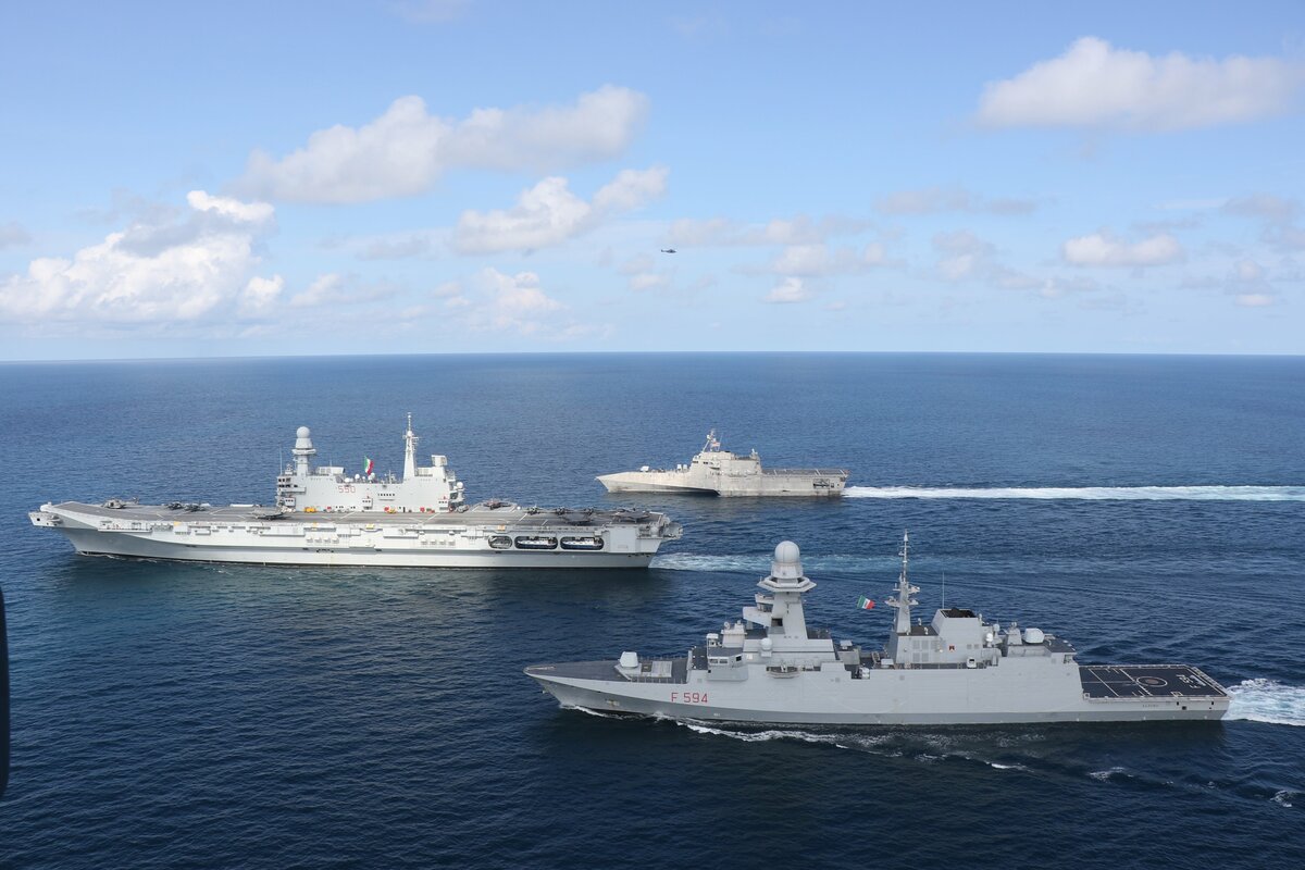 義大利「加富爾號」航空母艦(中)、「阿爾皮諾號」巡防艦(前)與美國「莫比爾號」濱海戰鬥艦(後)，在南海海域進行雙邊聯合操演。 圖：翻攝「X」@USPacificFleet