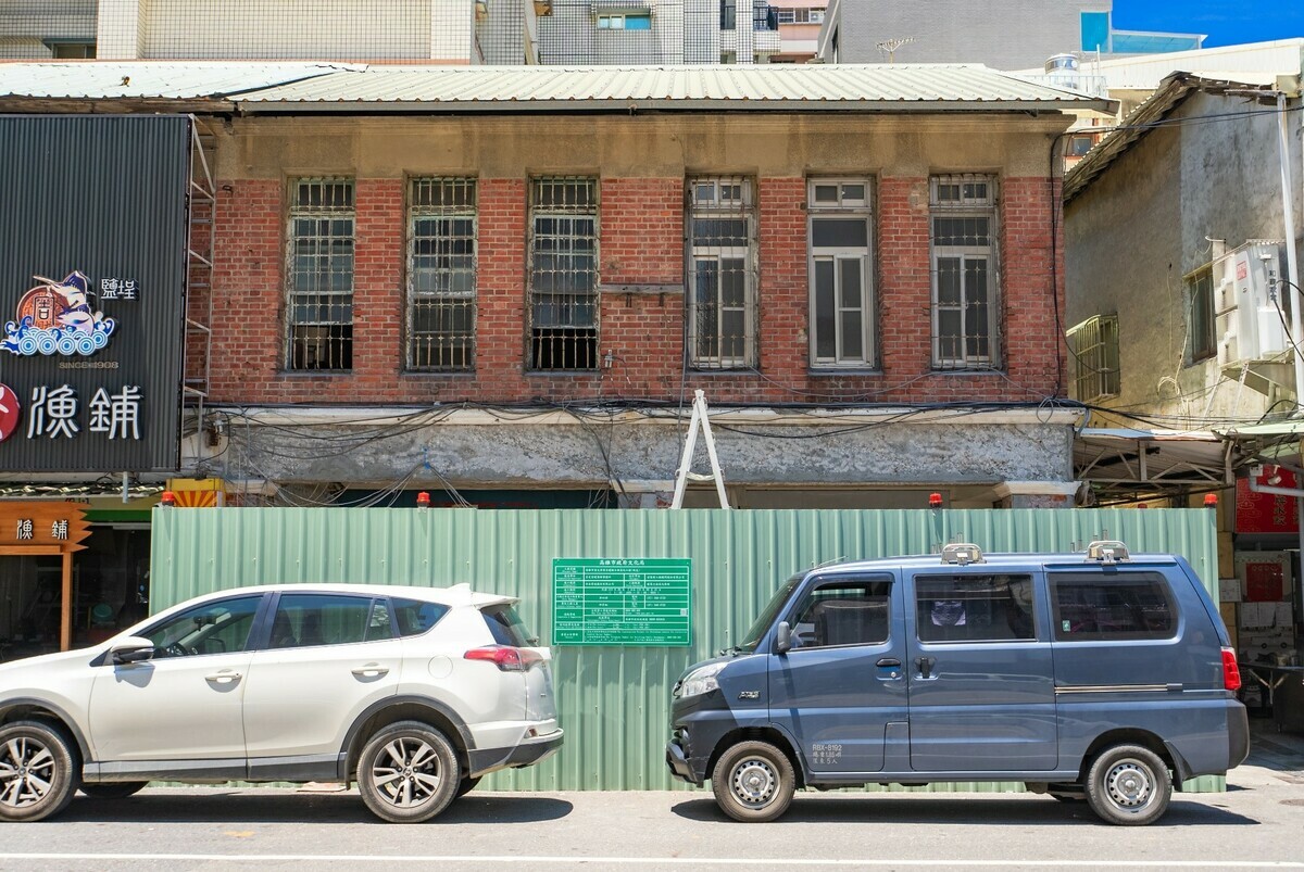 現正施工中的新樂街老屋。 圖：高雄市文化局/提供