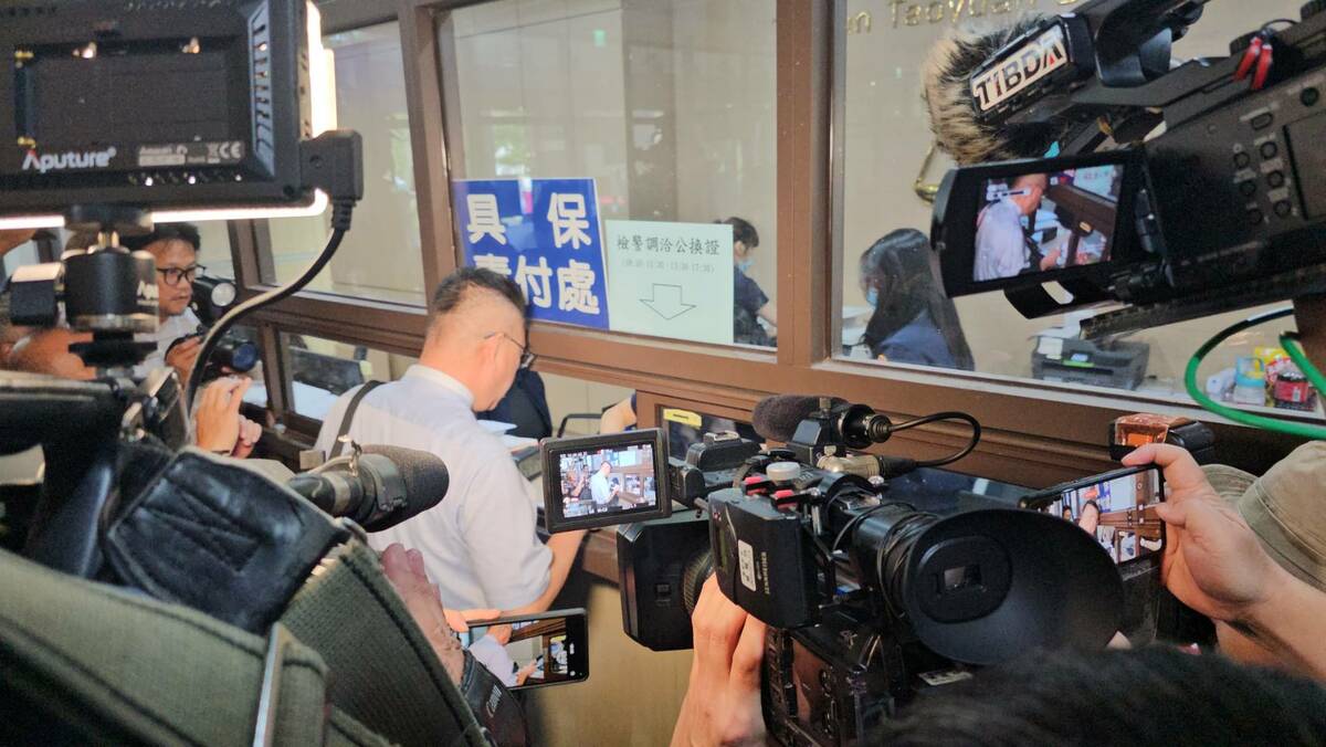 鄭文燦委任律師正在為其辦理交保。 圖：林昀真/攝