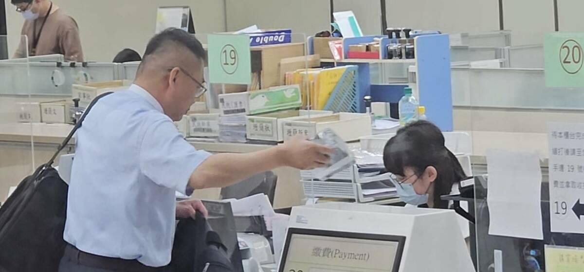 鄭文燦委任律師正在將籌來700萬元繳交給法院 圖：林昀真/攝