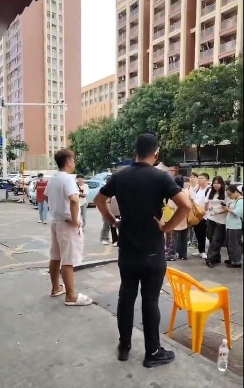 東莞近期招工的時薪為 8 人民幣。圖為聚集的打工人群。 圖：翻攝自 MR.486 X（前推特）帳號