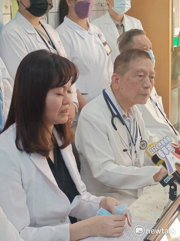 總院長特助廖淑芬（左）陳述昨天到今天的心情時數度聲淚俱下。 圖：唐復年/攝