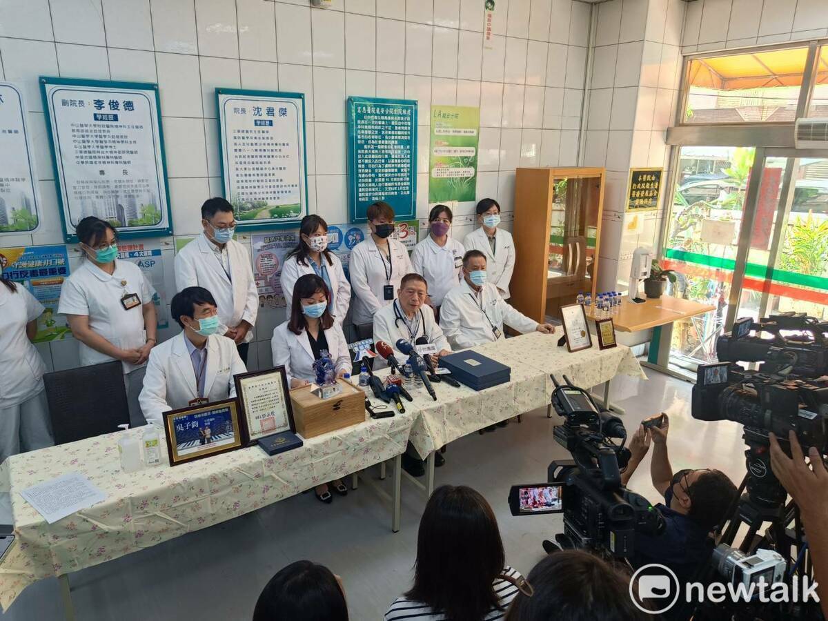 台中市宏恩醫院龍安分院遭部分媒體報導院內發生凌虐病患、隱匿性侵及疑似詐保案，總院長吳子鈞率醫療團隊親上火線大動作舉行記者會澄清。 圖：唐復年/攝