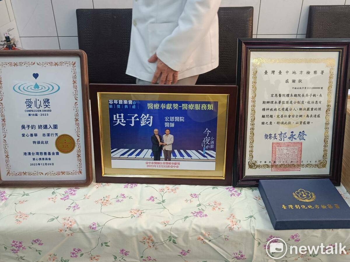 記者會現場擺設各界致贈吳子鈞的感謝狀。 圖：唐復年/攝