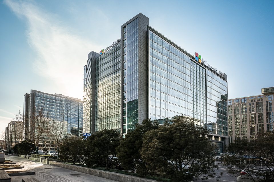 微軟已經決定對其中國員工實施新的手機使用政策，要求中國員工在處理公務時僅限使用 iPhone。 圖：取自微軟中國官網