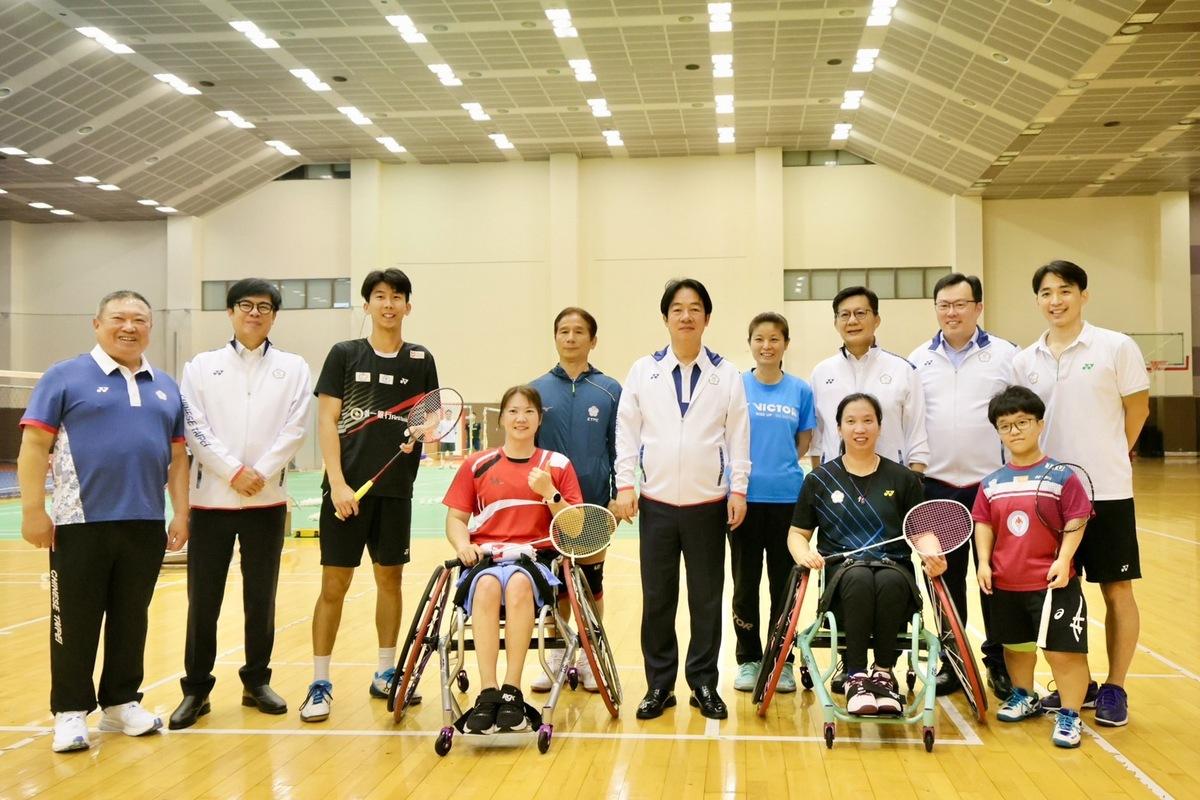 陳其邁(後排左二)陪同賴清德(後排中)至國訓中心關心選手。 圖：高雄市政府/提供