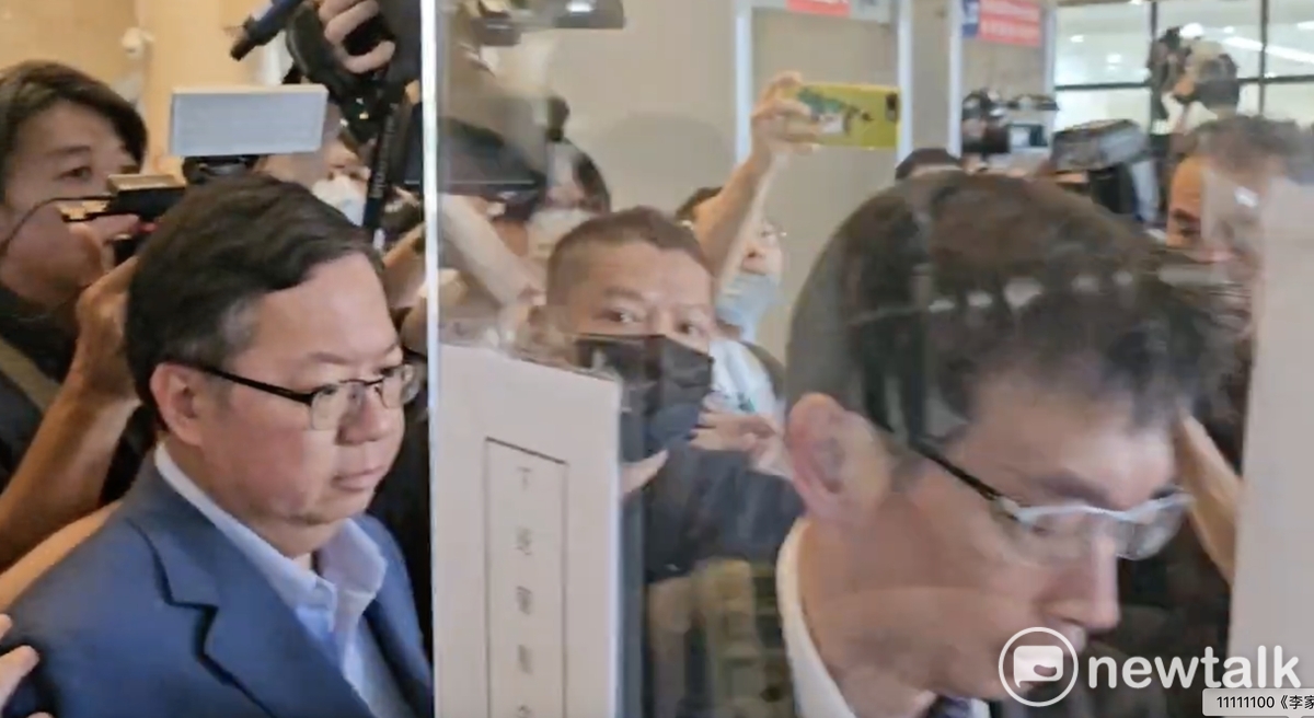 鄭文燦二度交保，由律師陪同步出法院。 圖：林昀真/攝