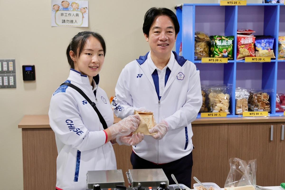 賴清德(右)與選手互動。 圖：高雄市政府/提供