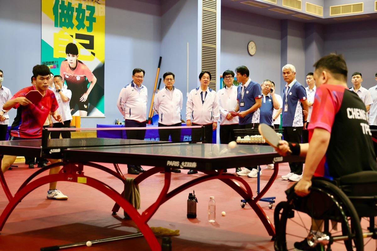 一行人視察選手訓練情形。 圖：高雄市政府/提供