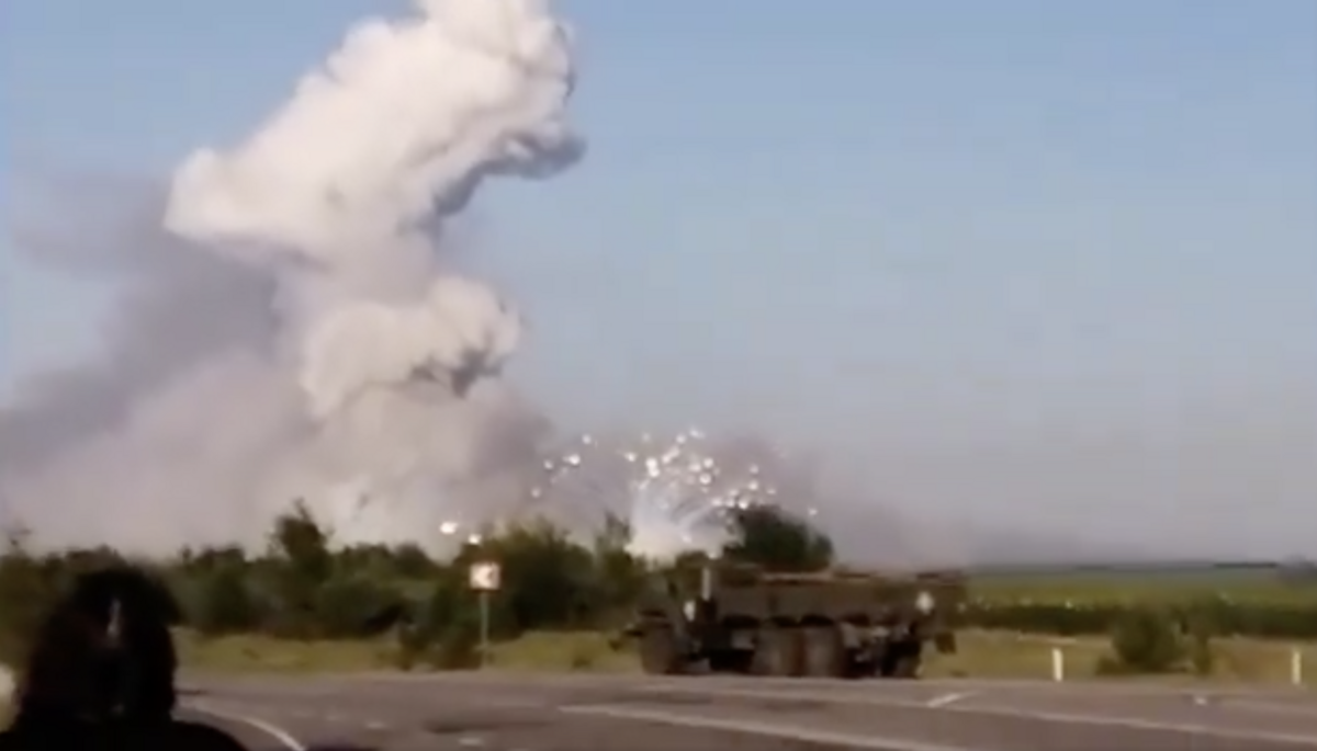 烏軍持續以無人機轟炸俄羅斯沃羅涅日（Voronezh）地區的彈藥庫。可發現彈藥庫發生明顯殉爆。 圖：翻攝自Ｘ「 Military news 」