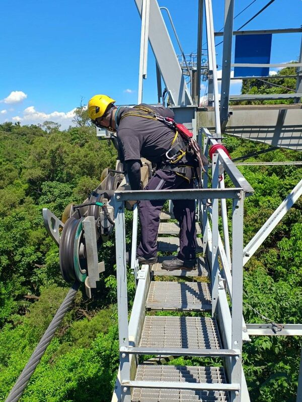 今年度重要設備大修工作，包括齒輪箱周轉件及油管更換、液壓控制單元蓄壓器壓力量測、驅動大輪軸承更換、緊急煞車卡鉗更換、場站水平索輪更換、驅動大輪襯墊更換等。 圖：台北大眾捷運股份有限公司／提供