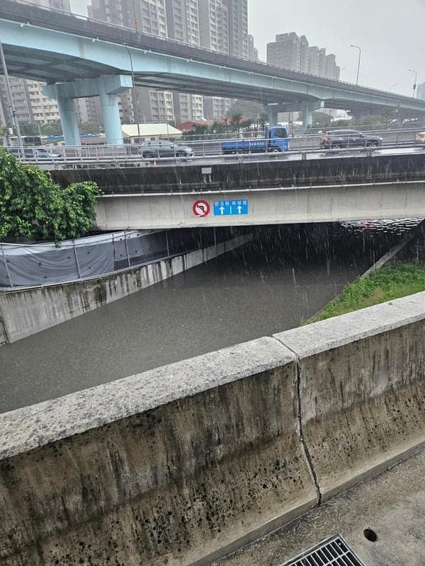 因雨勢過大，經濟部水利署將新北市板橋區列為淹水一級警戒，板橋1小時雨量已達74毫米。 圖：翻攝自爆料公社臉書