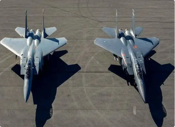 美軍 F-15 EX 戰鬥機擁有 2.5 馬赫的速度，可以進行遠程打擊或執行空中優勢任務。 圖：翻攝自曹興教授