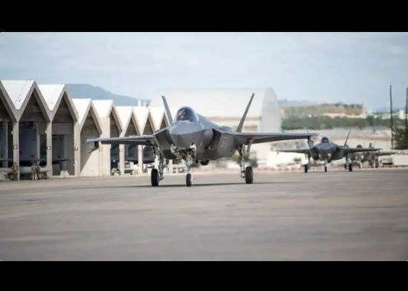 有專家認為， F-35 能與 F-15 EX 互補，達到一加一大於二的效果。圖為美軍 F-35 戰機。 圖：翻攝自 曹興教授