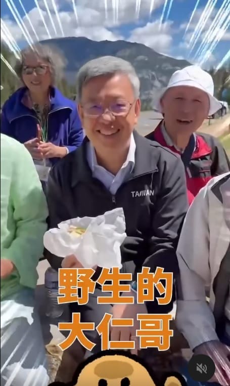 前副總統陳建仁（中）受邀赴美國費城演講，暢遊洛磯山脈國家公園，與眾多台美人一起坐路邊吃三明治，被讚完全沒有架子。 圖：翻攝自卓冠廷Threads