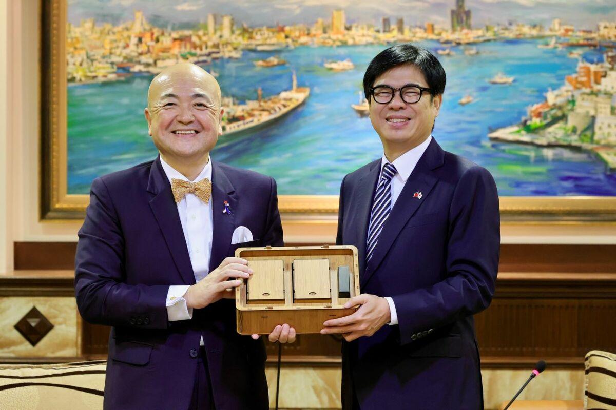 陳其邁(右)致贈片山和之(左)高雄在地六龜山茶。 圖：高雄市行國處/提供