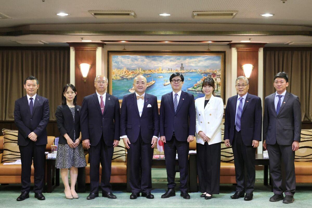 陳其邁(右四)率市府團隊接待片山和之(左四)、奧正史(左三)一行。 圖：高雄市行國處/提供