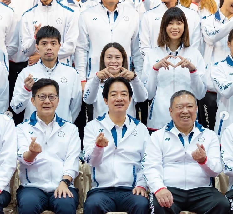 總統賴清德（前排中）9日到高雄的國訓中心，為奧運選手打氣，大合照時，舉重女神郭婞淳（第二排中）直接將愛心比在總統頭上。 圖：翻攝自賴清德IG