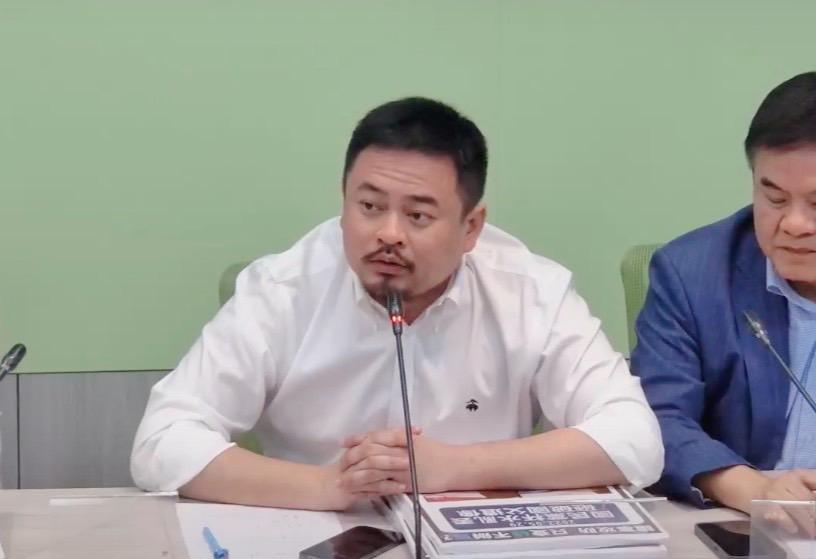 民進黨團副幹事長洪申翰批評藍白在發起床氣攻擊綠委黃捷。 圖：翻攝自民進黨團YouTube