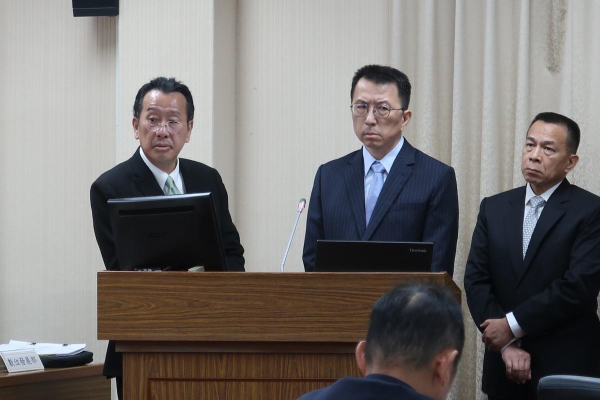 國防部長顧立雄與國防部陸軍後勤指揮部參謀長劉青勳（中） 圖：林朝億/攝