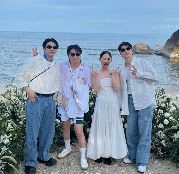 「落日飛車」主唱國國（左2）近日在泰國蘇美島舉辦婚禮，圈內好友許光漢（右1）、宋柏緯（左1）到場見證。 圖：翻攝自宋柏緯IG