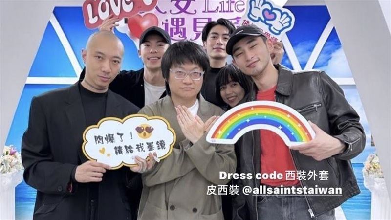 國國（前排中）去年和女友登記結婚，許光漢（左後）、宋柏緯（右後）、章廣辰（前排右1）都現身證婚。 圖：翻攝自章廣辰IG
