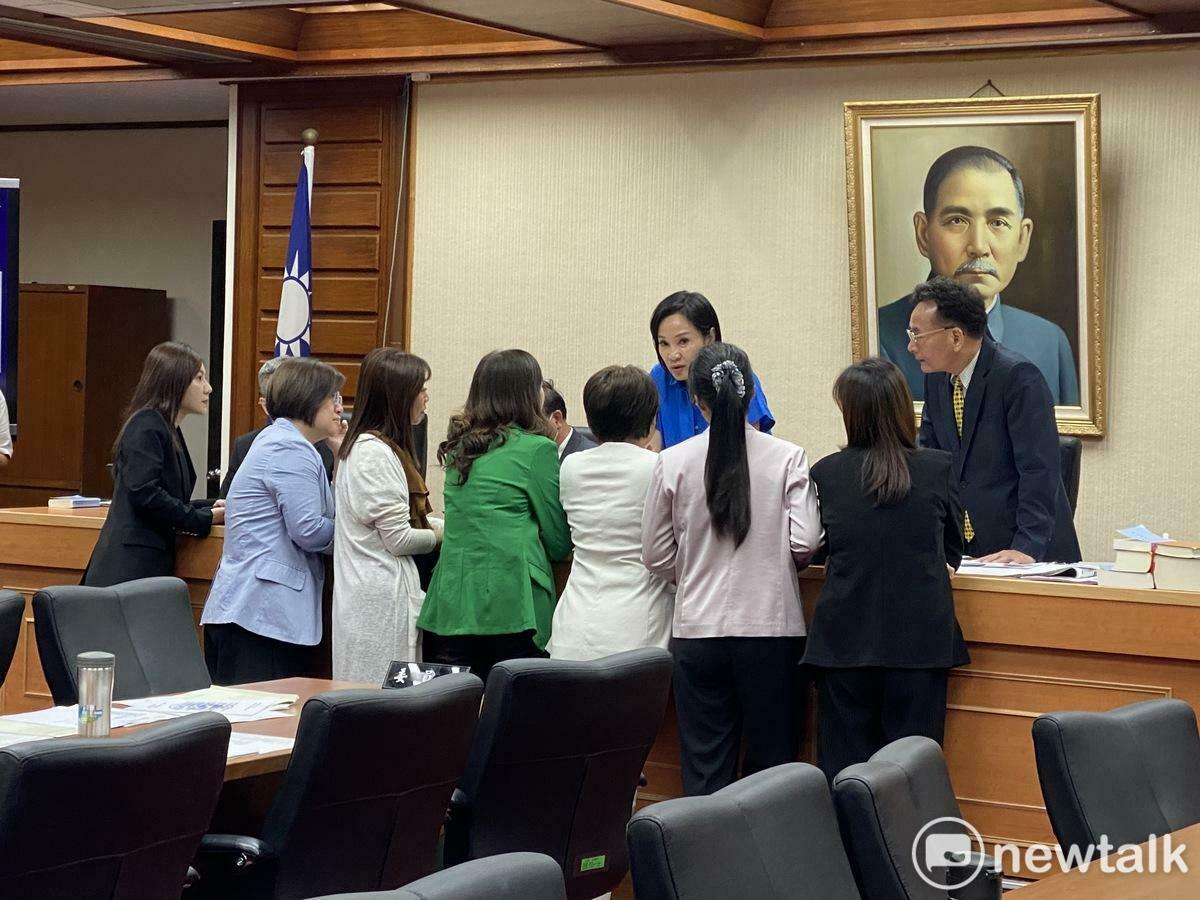 立法院教育及文化委員會今（10日）排審多位藍委所提出《核子反應器設施管制法》修正案，國民黨籍召委柯志恩與多位民進黨立委協商。 圖：周煊惠 / 攝
