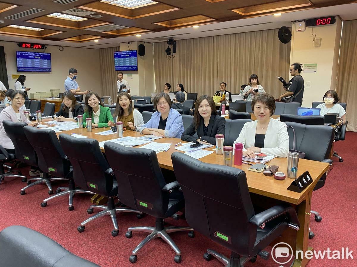 國民黨籍召委柯志恩宣布《核子反應器設施管制法》修正案仍需更多討論，今天散會，現場多位民進黨立委相當開心。 圖：周煊惠 / 攝