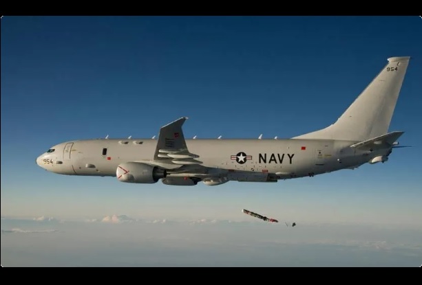 美軍一架 P-8A 巡邏機日前在仁愛礁附近投下一枚浮標，讓部分中國媒體「創造」出了一部「美中電子戰讓菲律賓北部斷網」的故事。圖為美軍 P-8A 巡邏機。 圖：翻攝自 劉曉非說