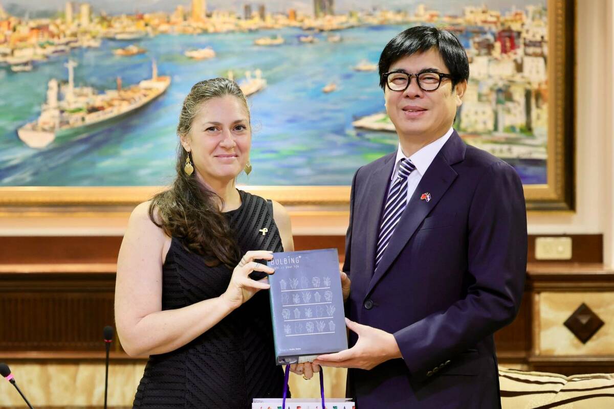 游瑪雅(左)拜會陳其邁交換合作意見。 圖：高雄市行國處/提供